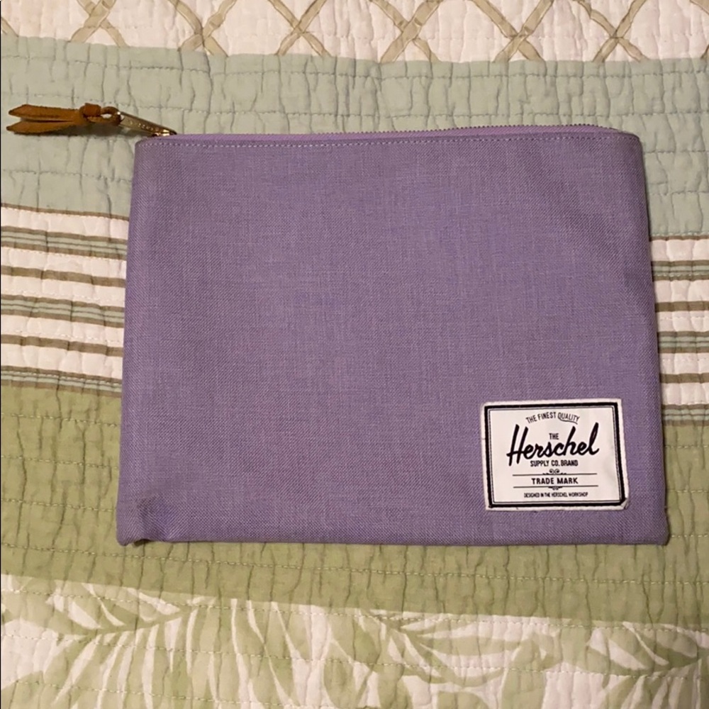 Herschel Pouch